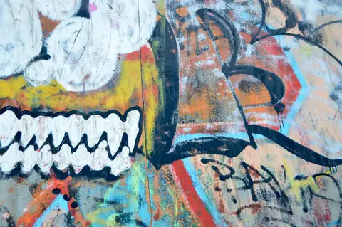 Graffitivel csúfított fal